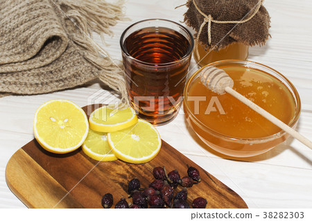Honey and lemon. the natural medicine 38282303