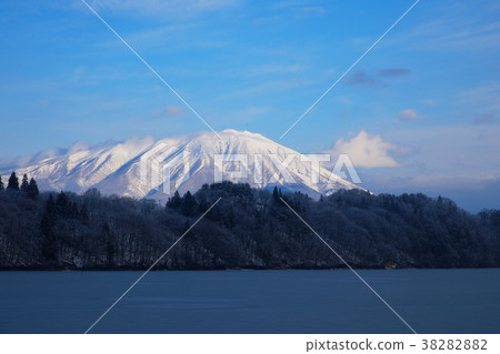 View Mt. Iwate from the shore of Lake Gosho 38282882