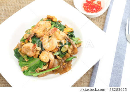 Pad Thai stir-fried noodles with eggs, Thai food. 38283625