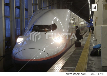 E4 Shinkansen“Max Tokigo”在Echigo Yuzawa Station停靠 E4 Shinkansen“Max Tokigo”在Echigo Yuzawa Station停靠 38284796