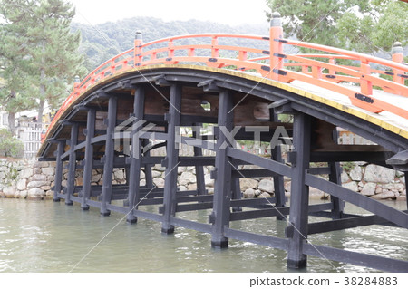 A bridge 38284883