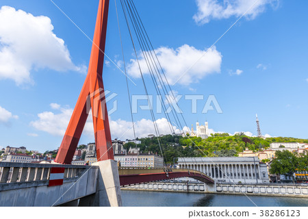 連接里昂城市的紅色橋樑 38286123