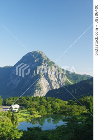 Niigata Itoigawa scenic spot Takanami pond and "Myojosan" (Myoseiyama) whole mountain limestone mountain Itoigawa Geopark 38286400
