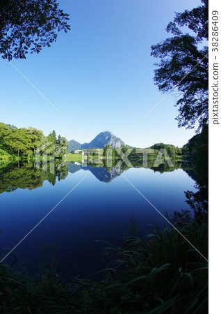 新潟Itoigawa景區Takanami池和“Myojosan”（Myoseiyama）全山石灰岩山I魚川地質公園 38286409