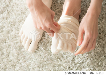 穿五指襪的年輕日本婦女 穿五指襪的年輕日本婦女 38286440