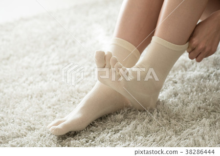穿五指襪的年輕日本婦女 38286444