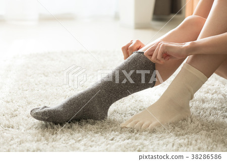 Cold-looking Japanese woman who wears socks repeatedly 38286586