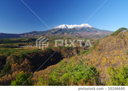 Shinshu Kiso Mt. Kozoan from late autumn Mt. Ontake (mountain) Mountain of mountain faith which gathers common people's faith Shinshu Kiso Mt. Kozoan from late autumn Mt. Ontake (mountain) Mountain of mountain faith which gathers common people's faith 38286680