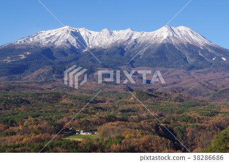 Shinshu Kiso Mt. Kozoan從深秋山Mt. Ontake(山)山信仰山聚集了普通人的信仰 Shinshu Kiso Mt. Kozoan從深秋山Mt. Ontake(山)山信仰山聚集了普通人的信仰 38286686
