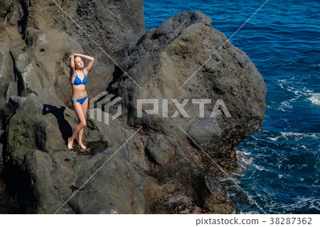 beautiful girl resting in natural ocean swimming beautiful girl resting in natural ocean swimming 38287362