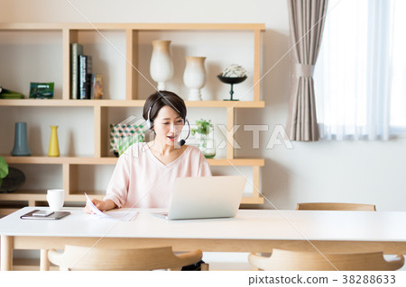 Middle lady (telework) 38288633