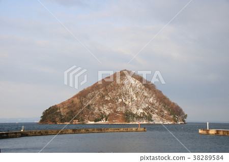 "Yunoshima" is said to be a symbol of Asamushi Onsen, as seen from the Aomori Port Asamushi area (Asamushi Tourist Port). 38289584