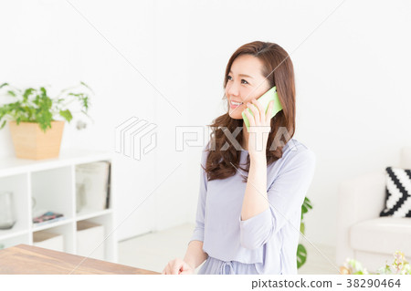 A woman who calls in the room 38290464