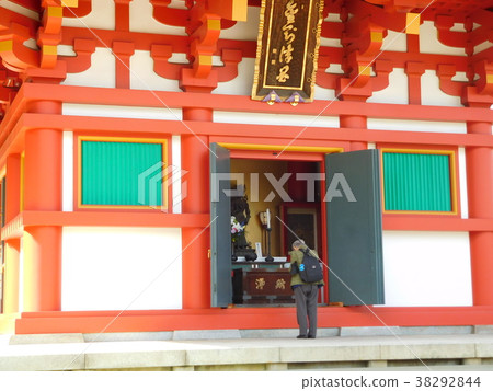 Worship at Takahatafudo Worship at Takahatafudo 38292844