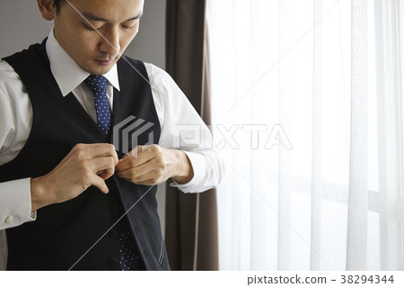 Stylish businessman wearing the best 38294344