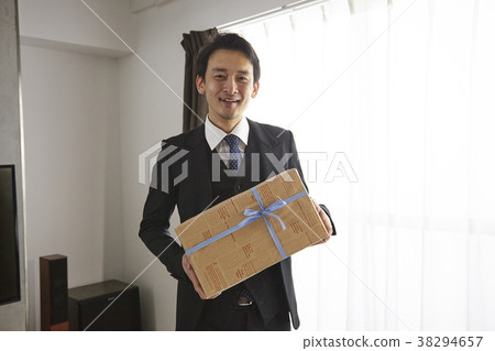 給禮物的時髦的商人 38294657