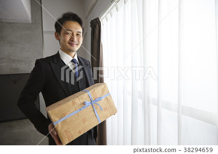 給禮物的時髦的商人 38294659