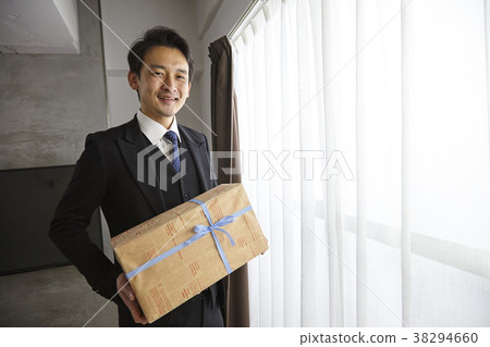 給禮物的時髦的商人 38294660