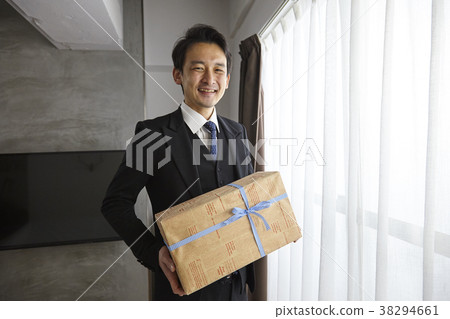 給禮物的時髦的商人 38294661