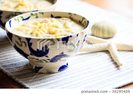 Jellyfish pasta with chowder 38295489