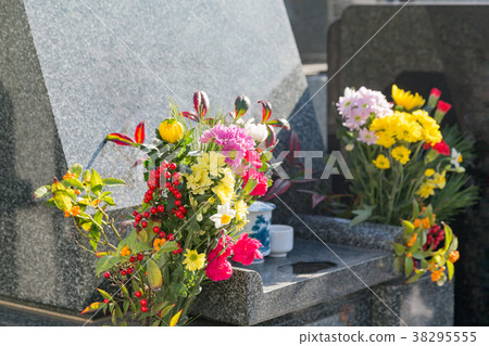 墓地墓碑和鮮花 38295555