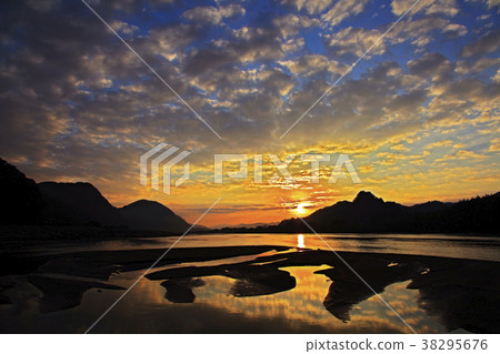 San'in's sunrise 38295676