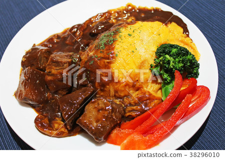 煎蛋捲配有大量的肉 38296010