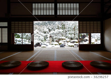 Kyoto's snow scene 38296257