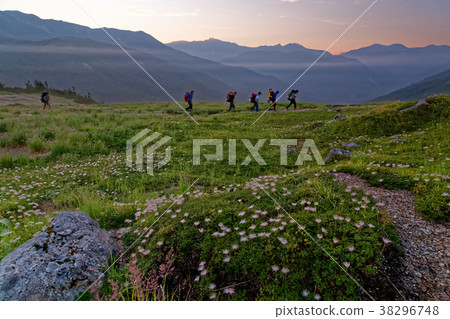 Mountain climber who goes to Tarohei in the Northern Alps in the morning haze 38296748