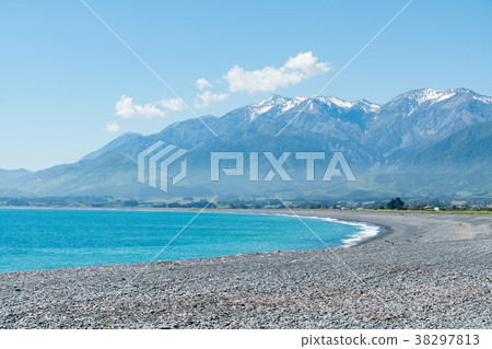 Kaikoura beach curved with mountain 38297813
