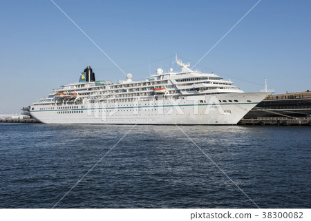 AMADEA anchored at Yokohama Port Osan Bridge in early spring AMADEA anchored at Yokohama Port Osan Bridge in early spring 38300082