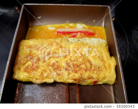 烹調厚實的被烘烤的雞蛋場面與kanikama的 烹調厚實的被烘烤的雞蛋場面與kanikama的 38300343