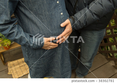Pregnant woman and husband New family Pregnant woman and husband New family 38302781