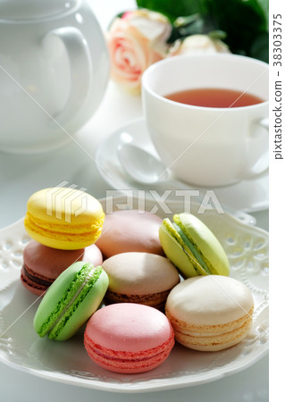 Macaron and tea 38303375