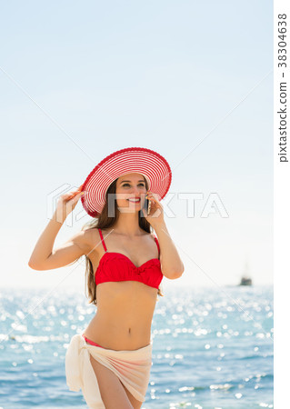 Fashionable fit young woman talking on mobile 38304638