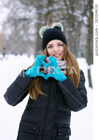 Woman makes a heart 38304639