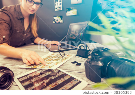Photographers computer with photo edit programs. 38305393