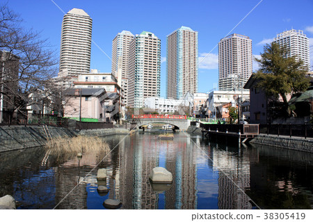 高層公寓反映在水 - 葵 高層公寓反映在水 - 葵 38305419