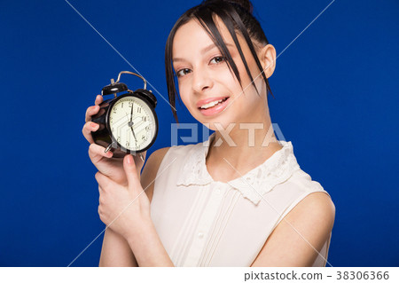 girl  with an alarm clock 38306366