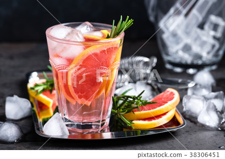 Grapefruit and fresh rosemary gin cocktail 38306451