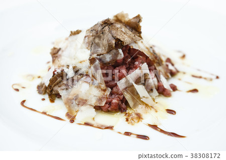 Veal tartare with truffle 38308172