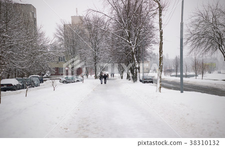 Road along the city along the houses 38310132