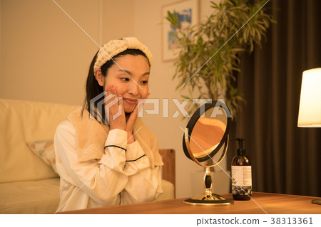 做護膚的年輕日本婦女在晚上 38313361