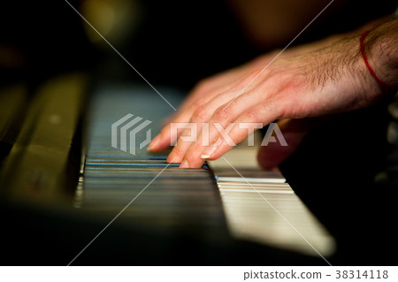 Close up male hands playing electric piano 38314118