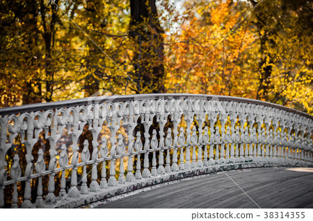 Autumn colors of the bridge Autumn colors of the bridge 38314355