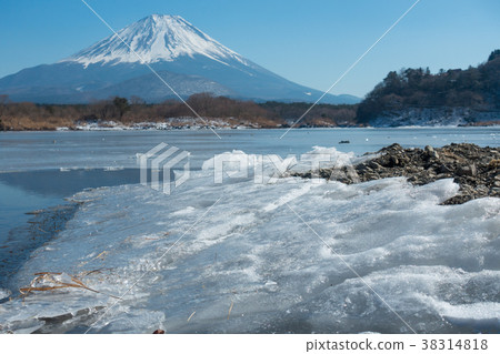 富士湖Shoji湖表面凍結冬天 富士湖Shoji湖表面凍結冬天 38314818