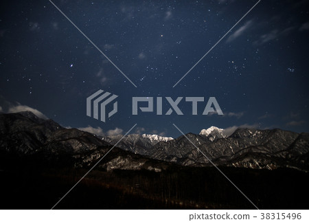 月光照亮的南阿爾卑斯山滿天星斗的天空 月光照亮的南阿爾卑斯山滿天星斗的天空 38315496