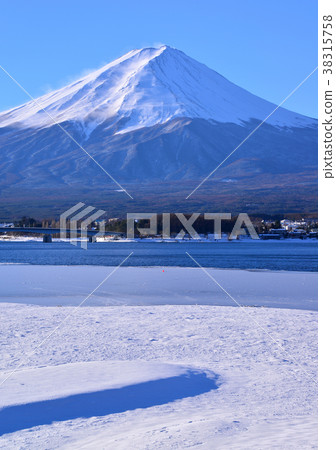 Snow scene by the Lake Kawaguchi-777 301 38315758