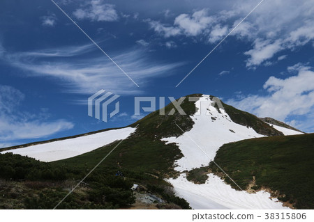 Hakusan Gozen Peak Blue sky, clouds and snow Hakusan Gozen Peak Blue sky, clouds and snow 38315806