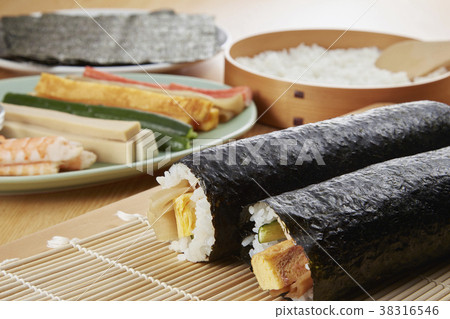 Sushi rolls  38316546